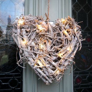 normal_root-heart-decoration-with-pea-lights